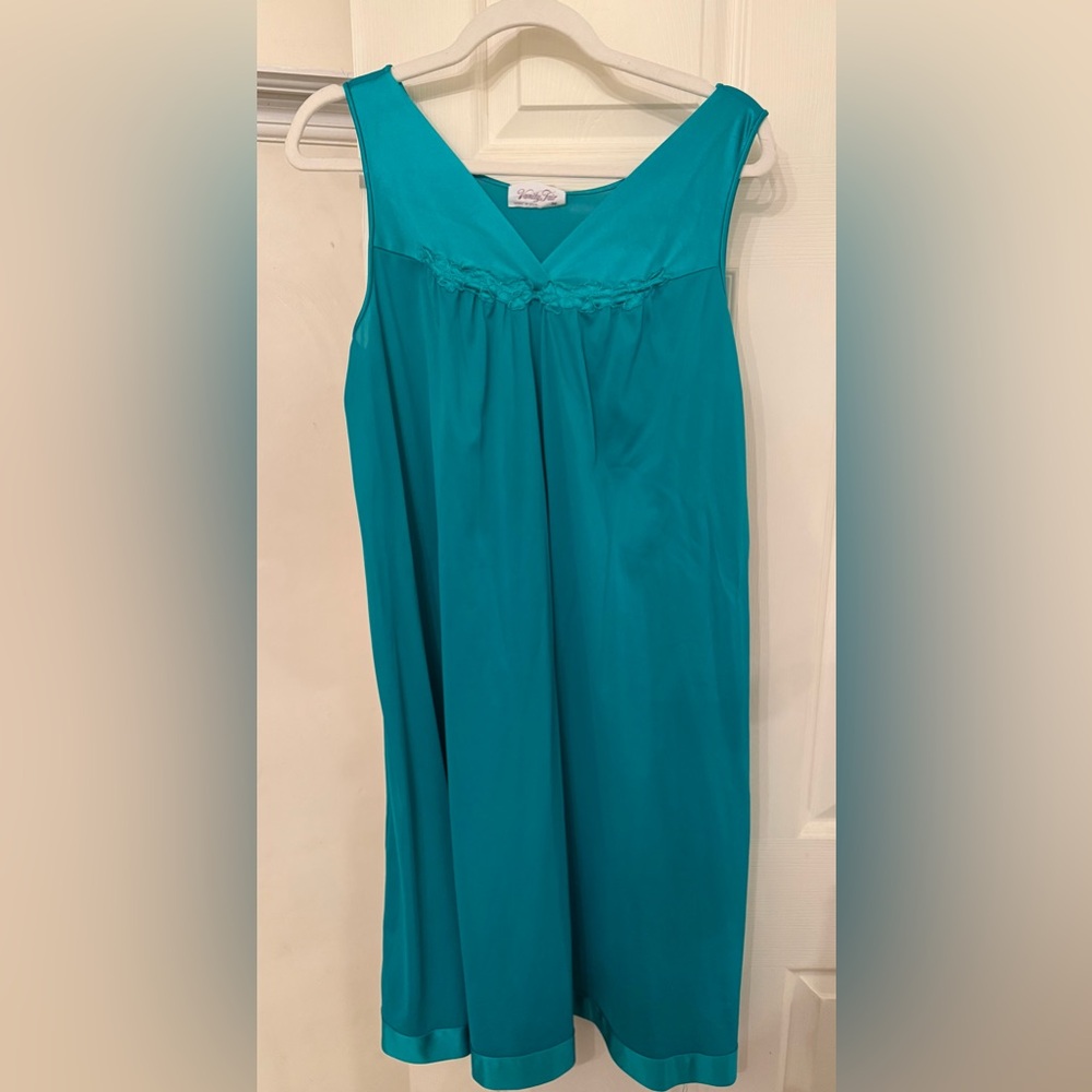 NWOT VINTAGE RARE VANITY FAIR FLOATY TEAL NIGHTIE WOMENS SIZE MEDIUM 💚SO PRETTY